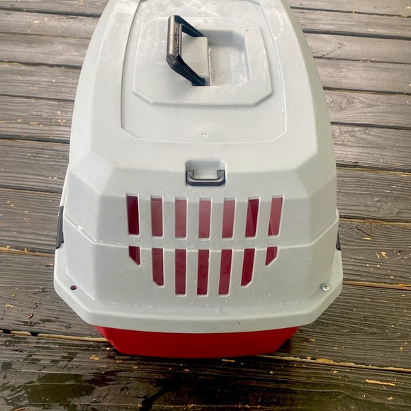 USED TRAVEL PET CARRIER INCLUDES SMALL PINK BOWL - Picture 3 of 5